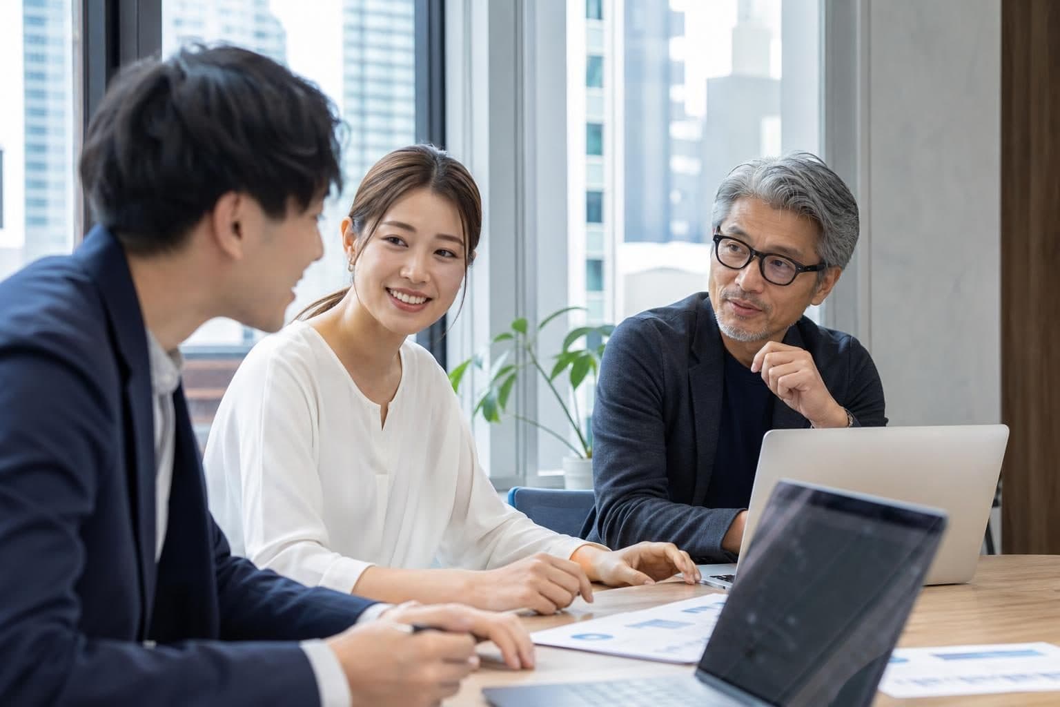 日本人のビジネスチームがオンライン会議をする様子